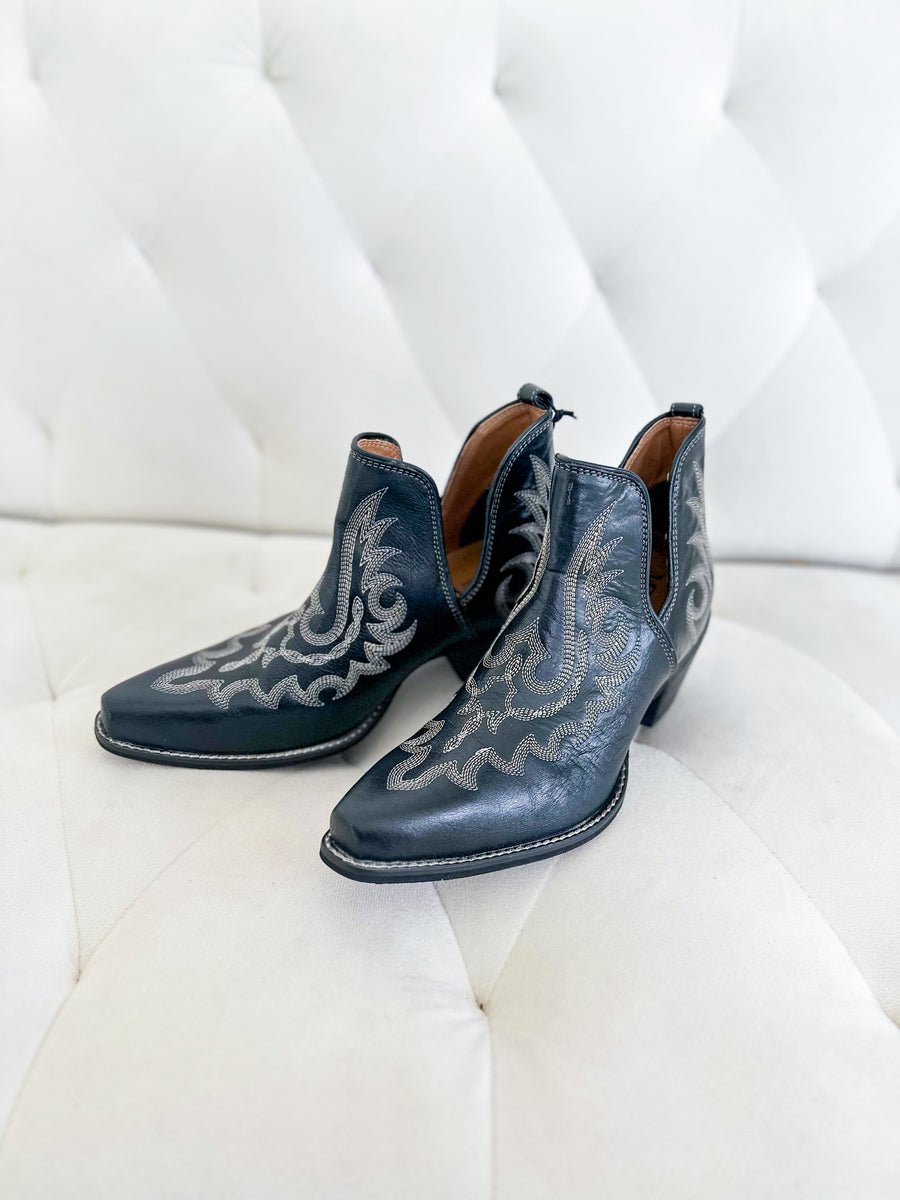 Lasso laced stitch leather bootie