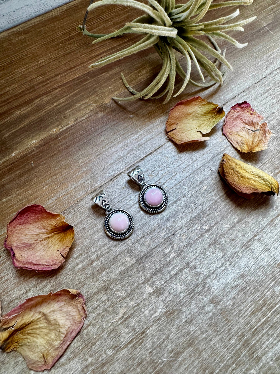 Small Pink Conch Pendant – Sterling Silve