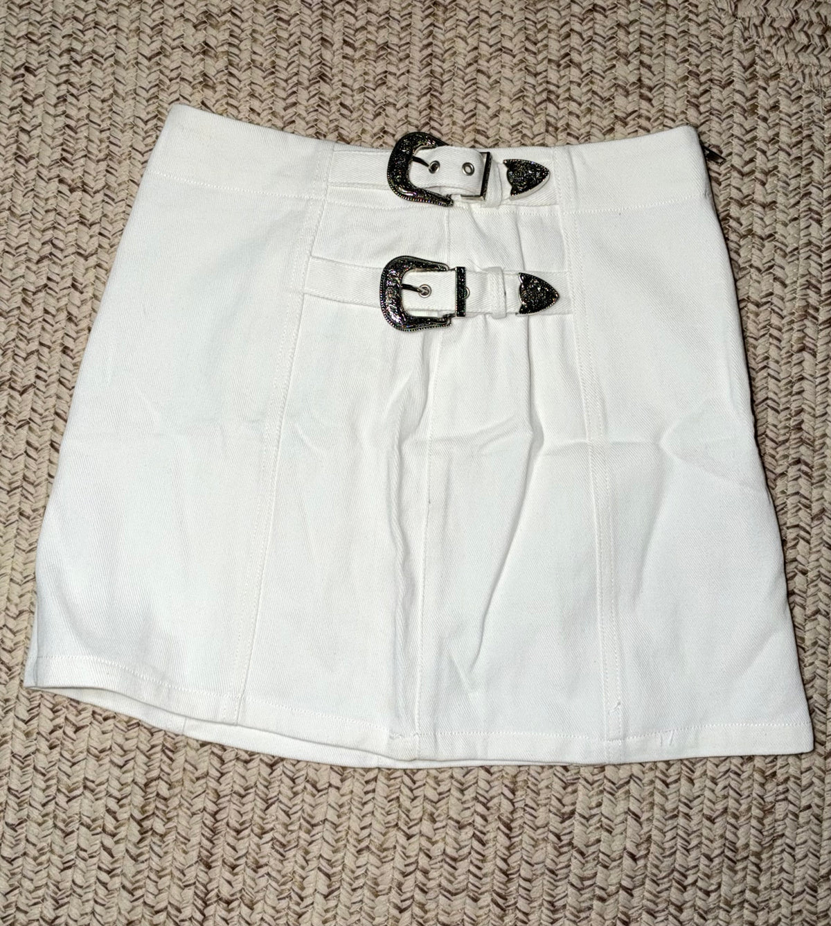 White denim buckle skirt