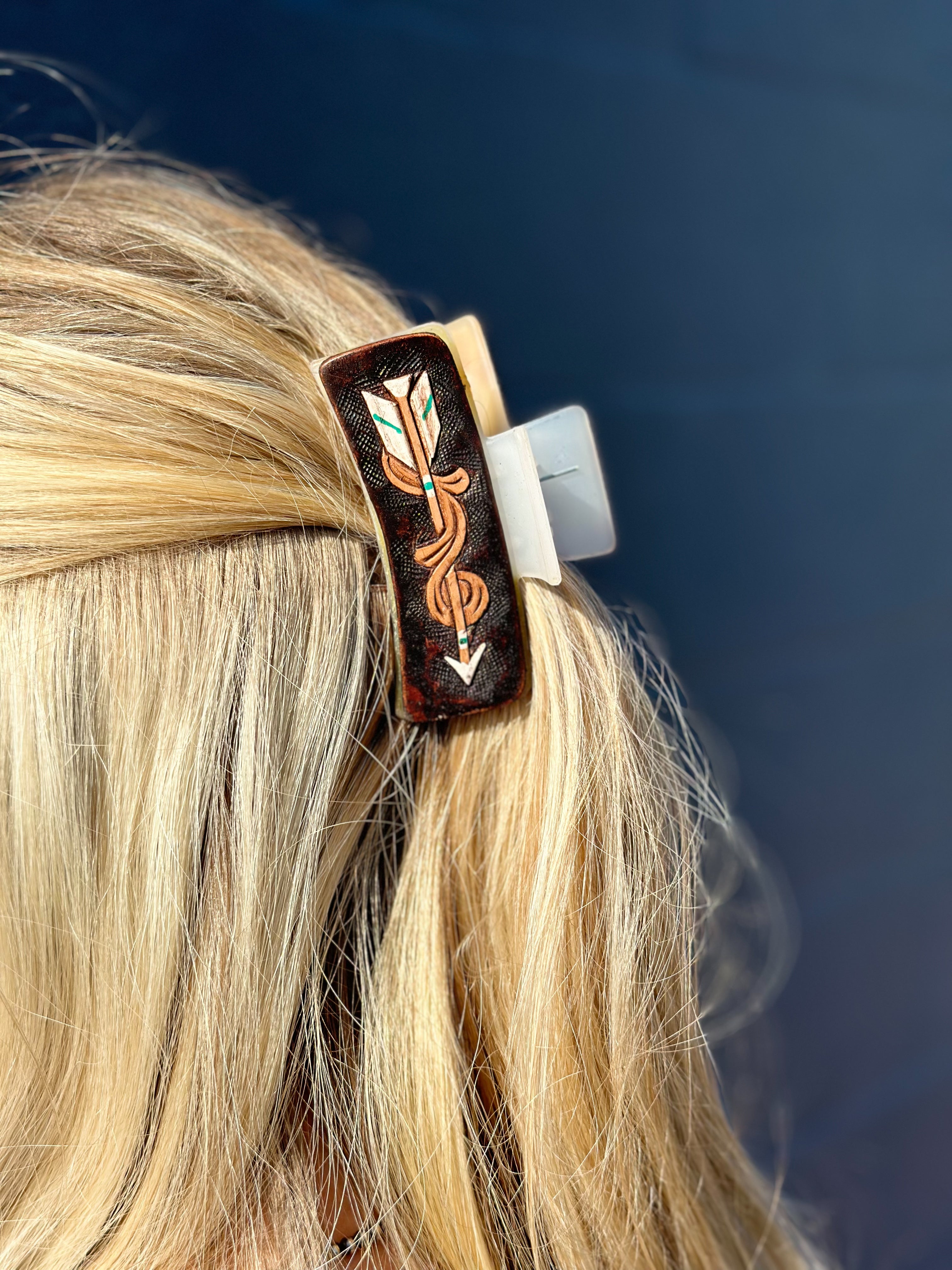 Painted claw clip with arrow design 