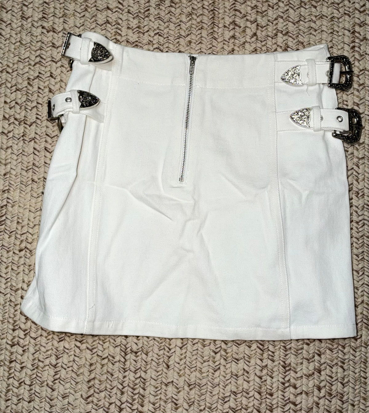 White denim buckle skirt