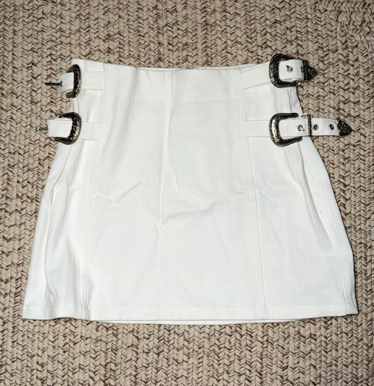 White denim buckle skirt