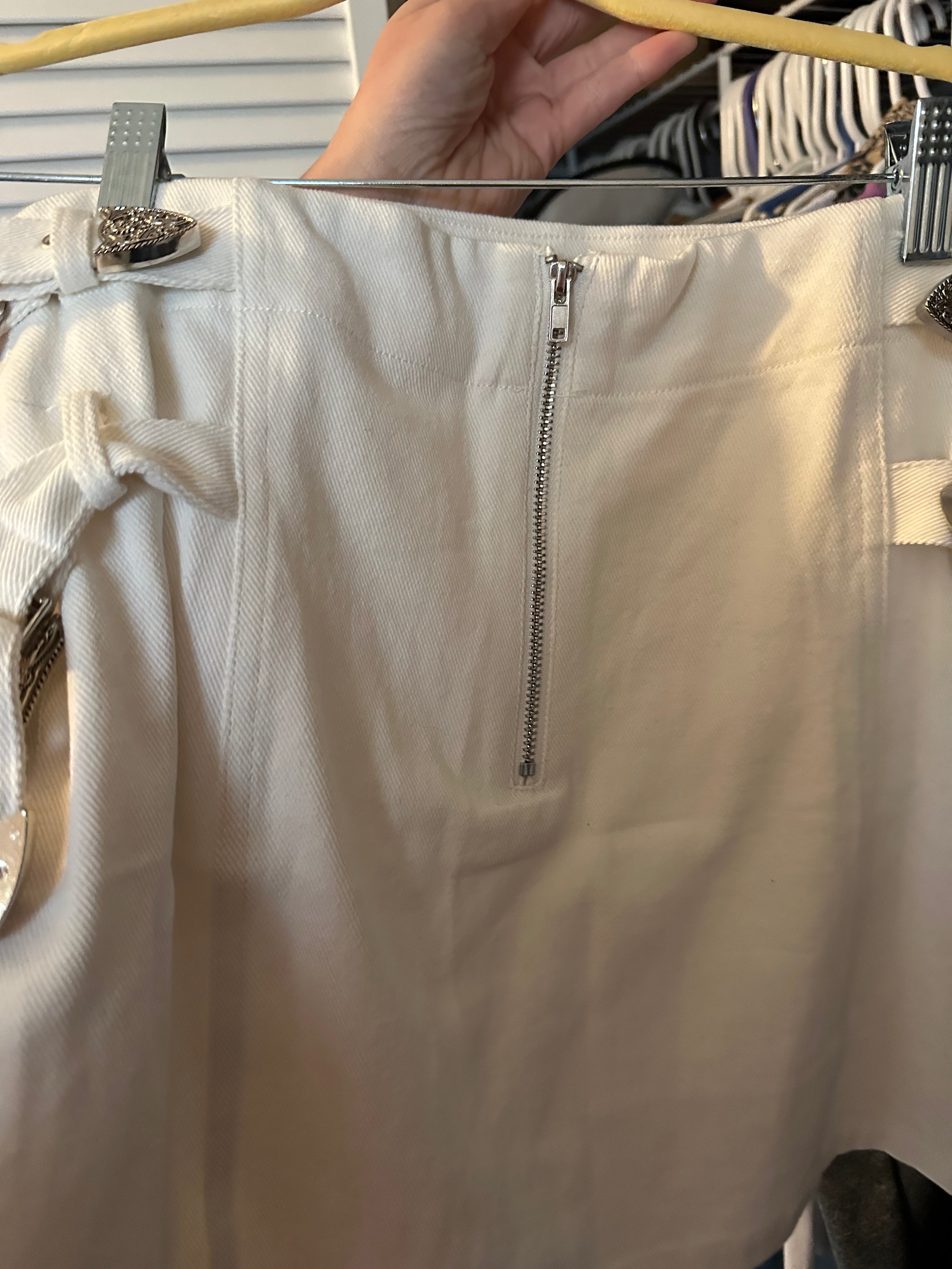 White denim buckle skirt